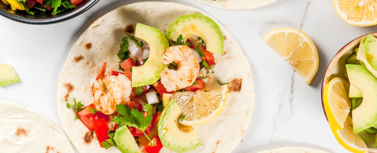 Tacos de langostinos con aguacate