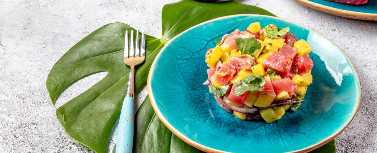 Tartar de atún con mango y aguacate