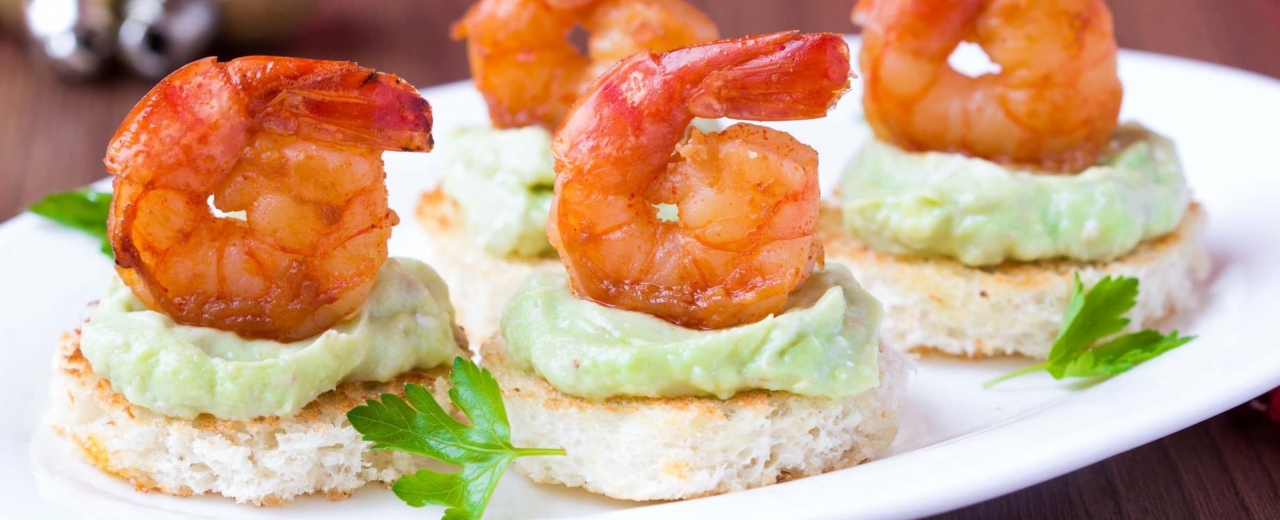 Montaditos de langostinos y aguacate