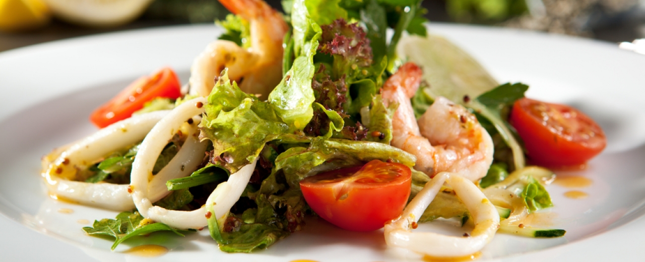 Ensalada de mariscos y pota