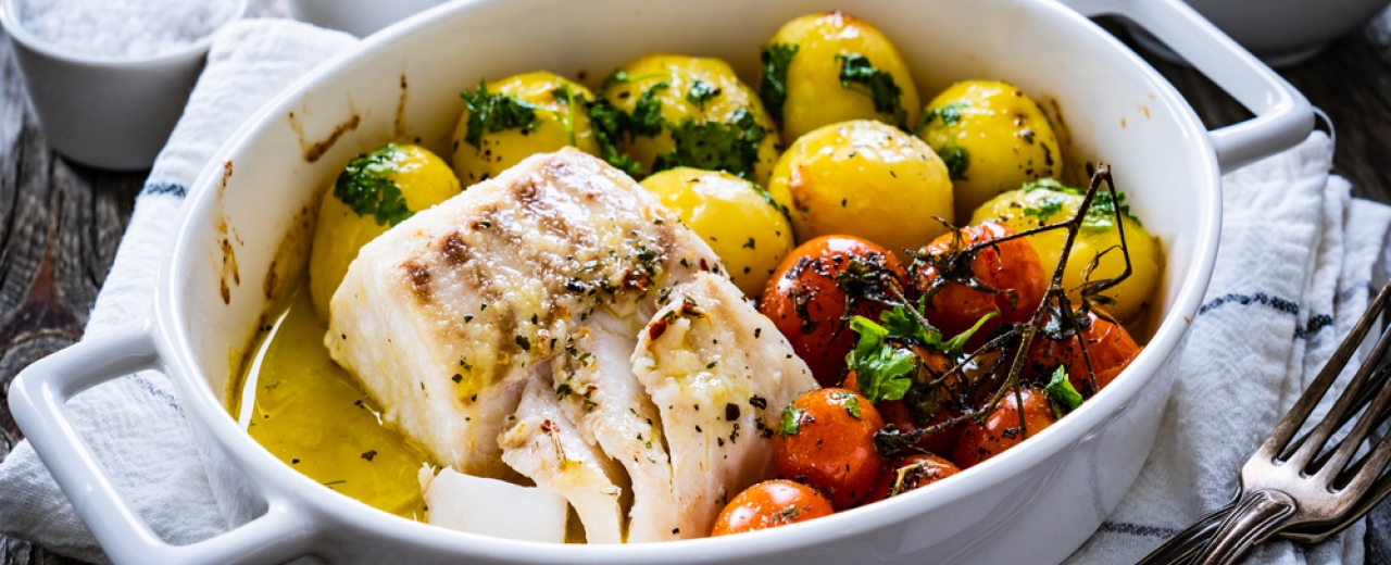 Bacalao al horno con patatas y tomates cherry