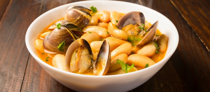 Alubias blancas guisadas con almejas