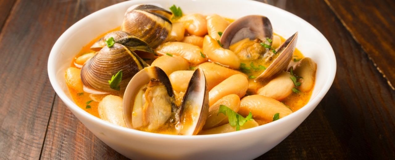 Alubias blancas guisadas con almejas