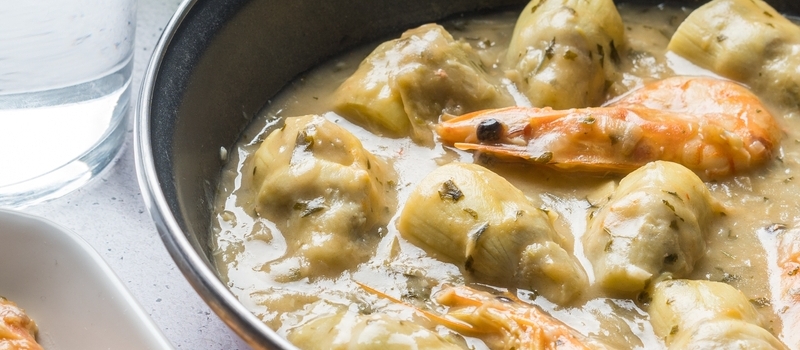 Alcachofas con gambas en salsa verde