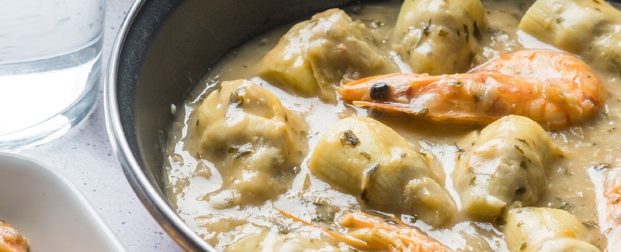 Alcachofas con gambas en salsa verde