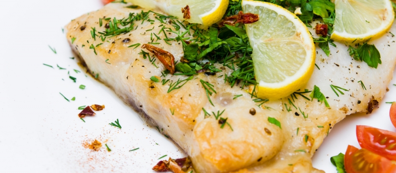 Receta de merluza al horno con patatas y limón 