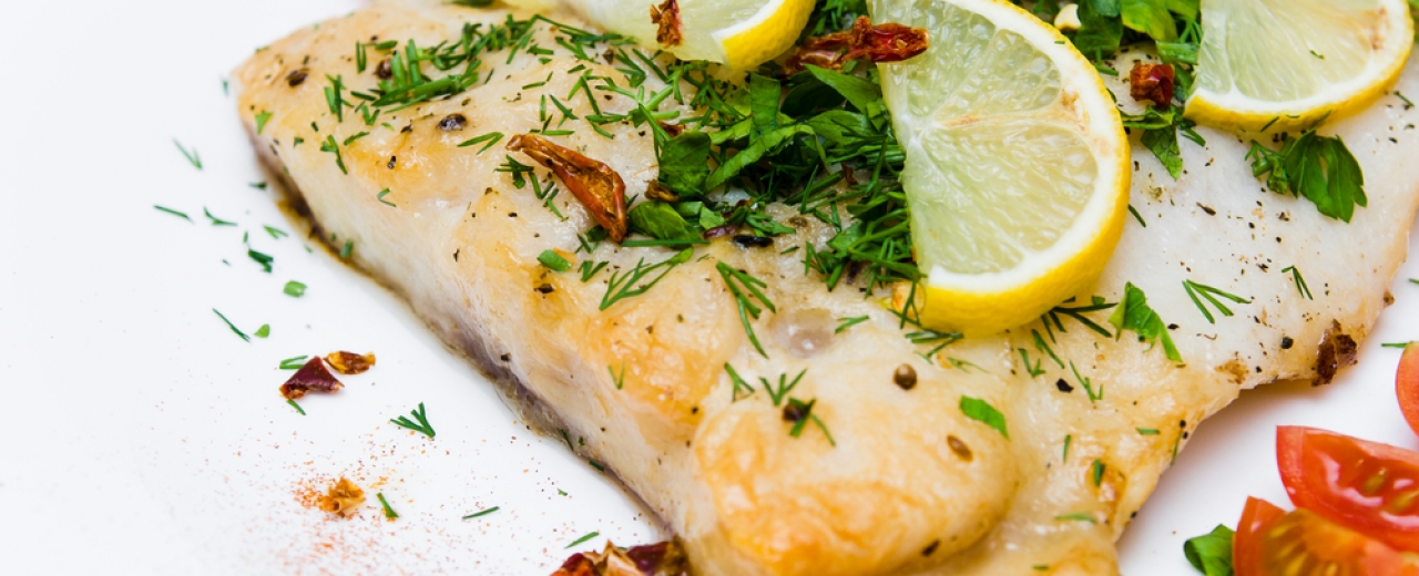 Receta de merluza al horno con patatas y limón 